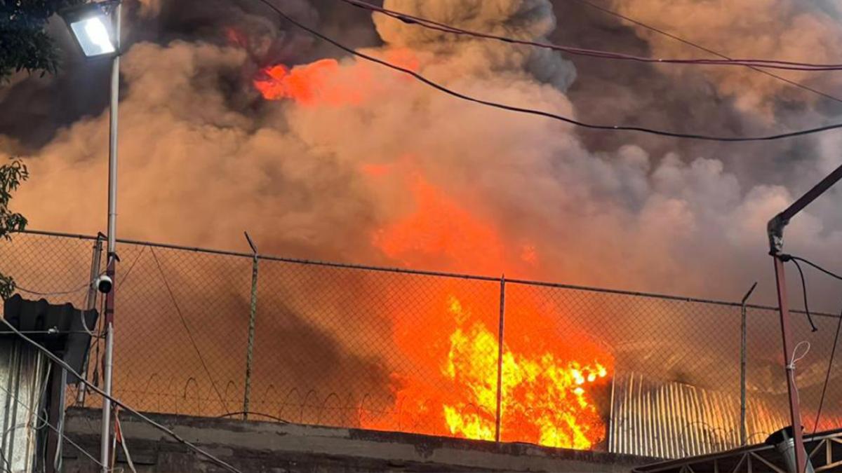 Aparatoso incendio consume bodega en zona de Tepito