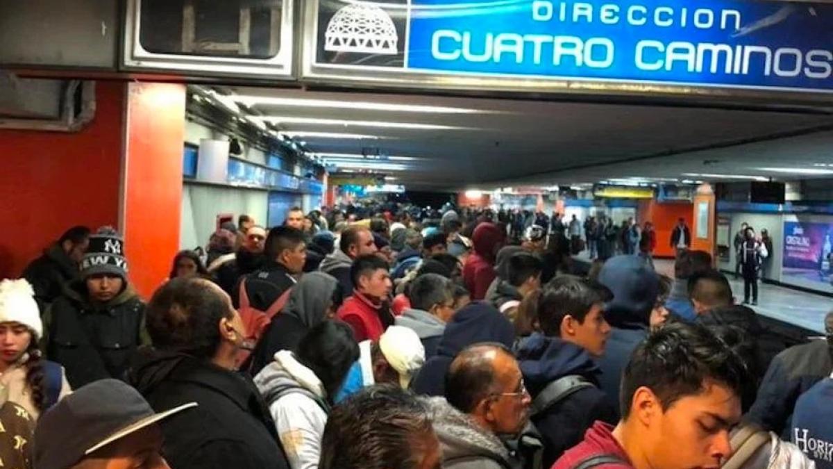 Metro CDMX. Indigna a usuarios retrasos y ‘colapso’ en Línea 2