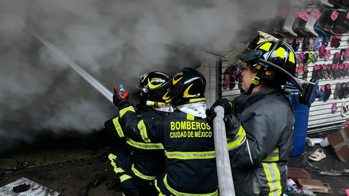 Incendio en Tepito ya está sofocado; inicia el retiro de escombros