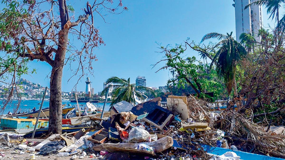 Limpiar la desgracia sostiene a damnificados de huracán