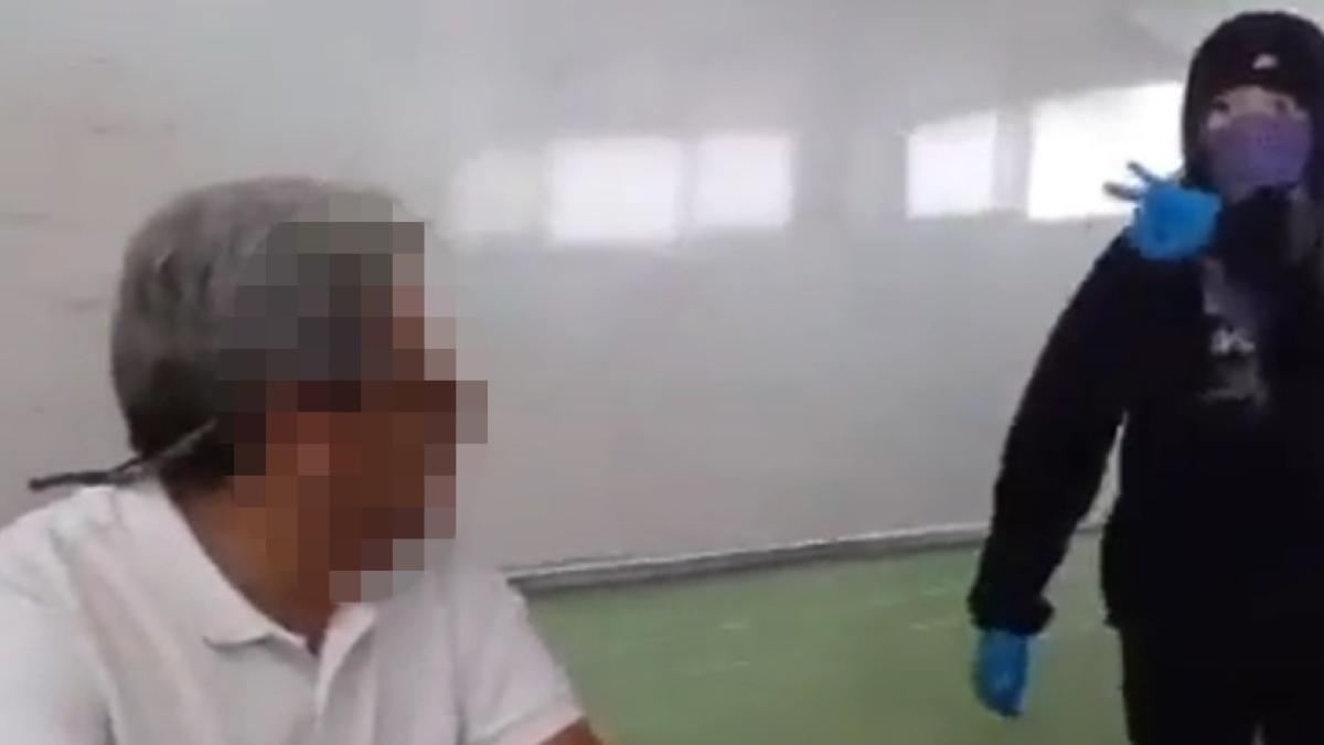 Circula video de mujeres que enfrentan y golpean a profesor del IPN; lo señalan como acosador