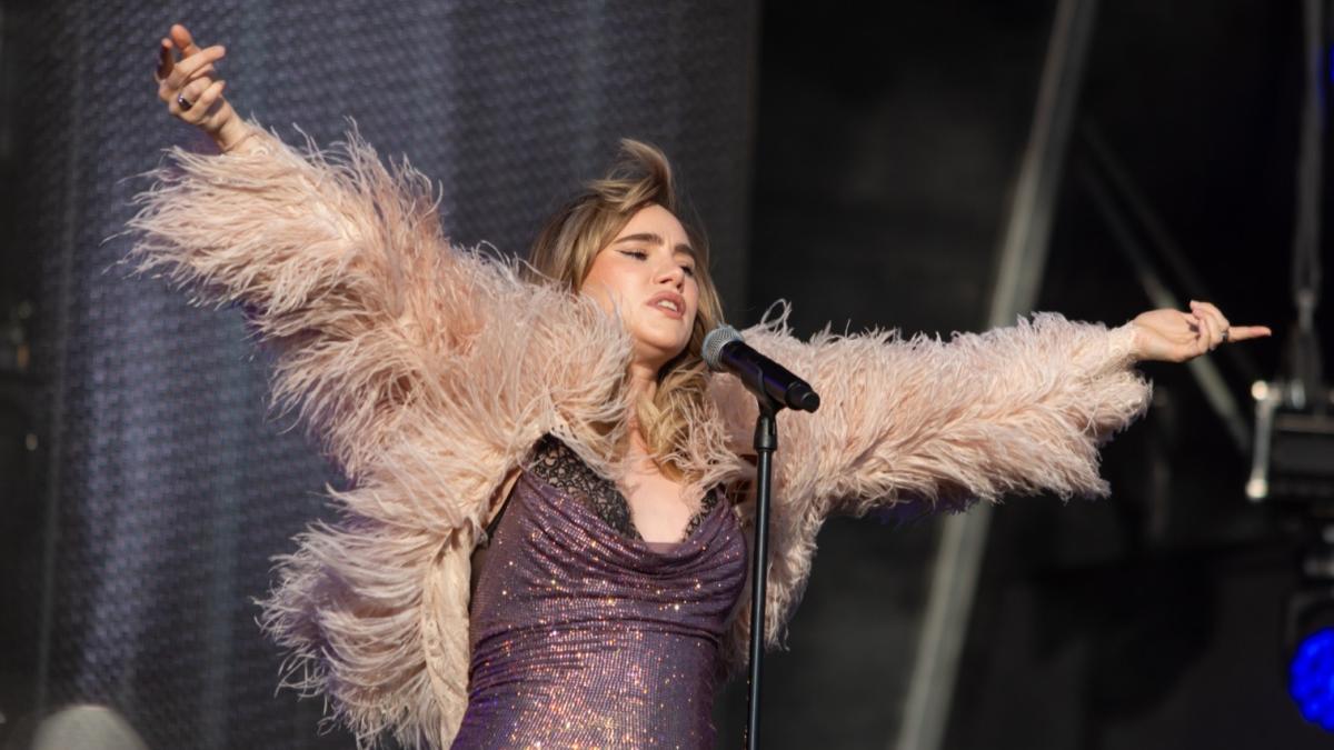 Suki Waterhouse presume su embarazo en el Corona Capital 2023; Robert Pattinson será papá