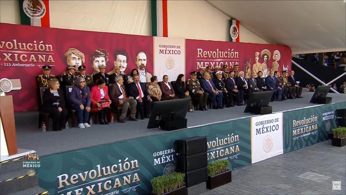 Con la presencia de AMLO, inicia Desfile conmemorativo por 113 aniversario de la Revolución Mexicana