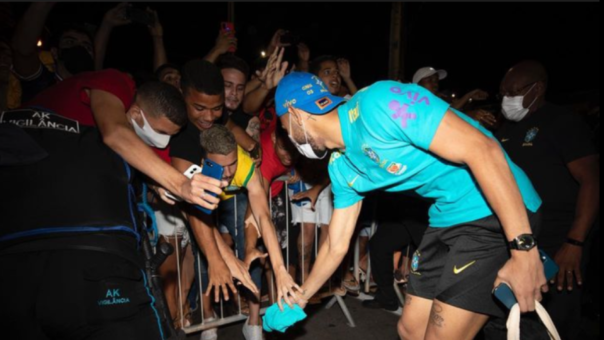 Futbolista arriesga su vida al entrar de noche a una favela por una razón que pocos se atreverían