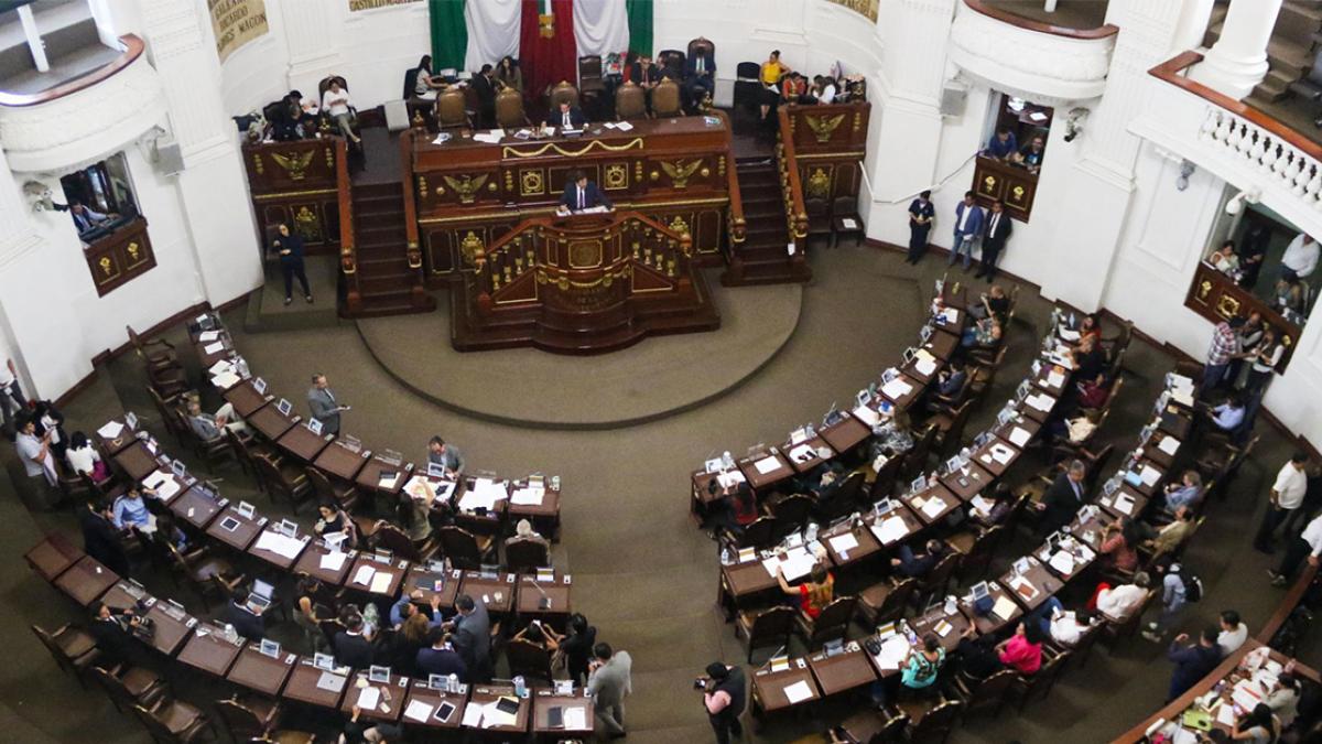 En puerta, desbandada en el Congreso de CDMX