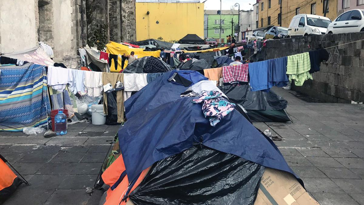 Acampan migrantes a sólo 1.2 km de Palacio