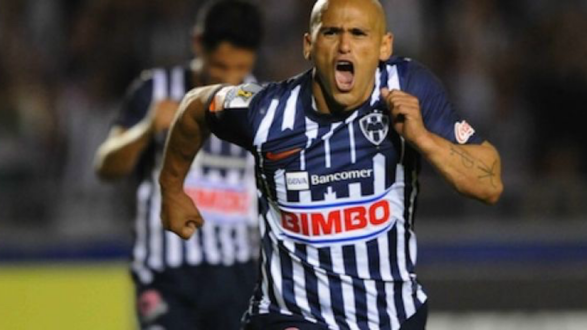 ¡Fichaje Bomba! 'Chupete' Suazo se mantiene activo y firma su contrato por un año con el San Luis