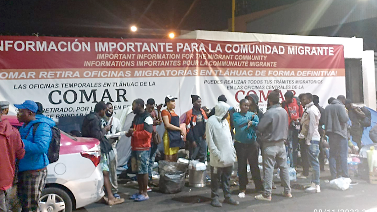 Migrantes en CDMX saturan explanadas, camellones, iglesias…