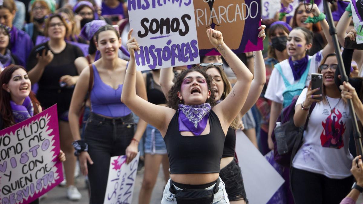 25N: Colectivos de mujeres marchan en CDMX contra violencia feminicida