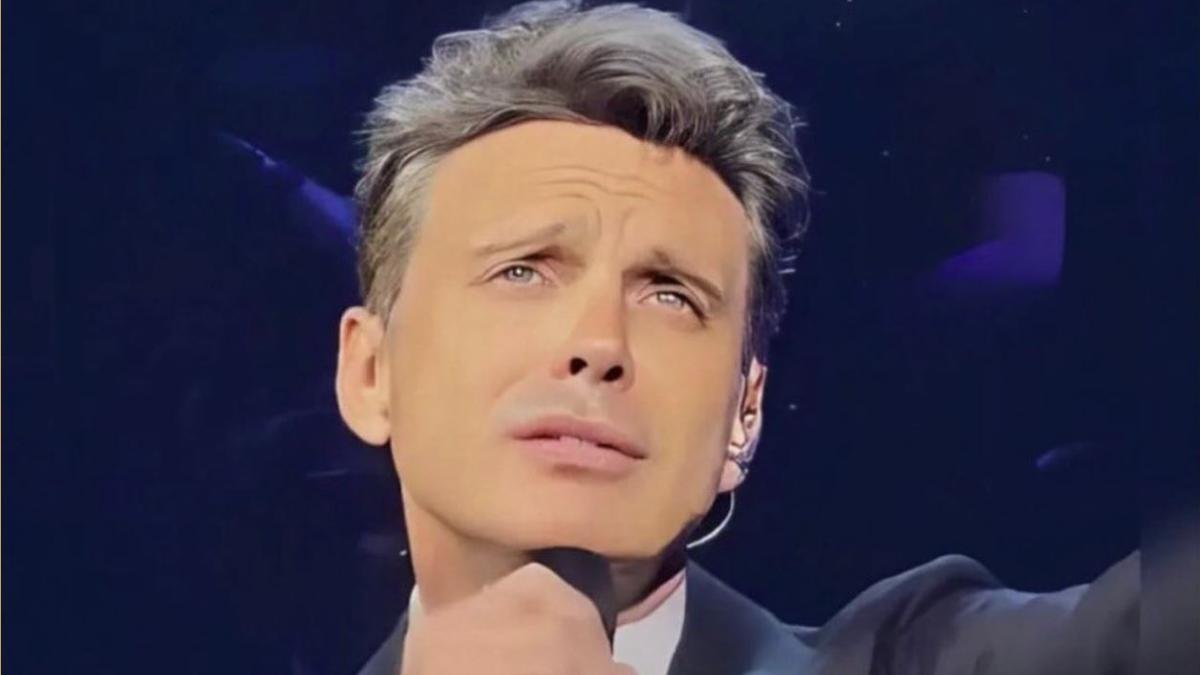 Luis Miguel sufre brutal caída en concierto de CDMX | VIDEO