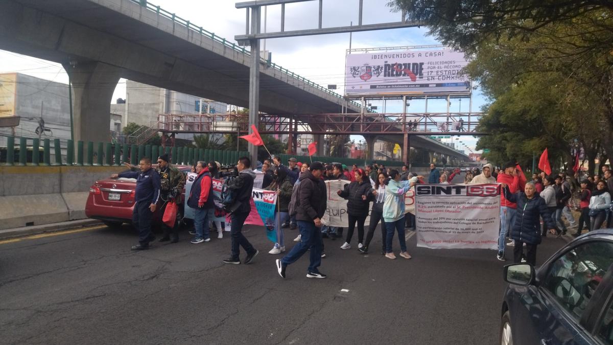 Periférico Norte colapsa por manifestantes frente a Mundo E; exigen aumento salarial