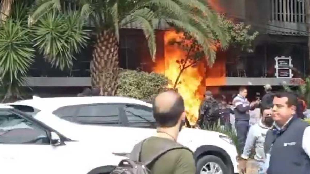 Por falta de medicamentos para VIH, manifestantes prenden fuego a puerta de la Secretaría de Salud en Polanco