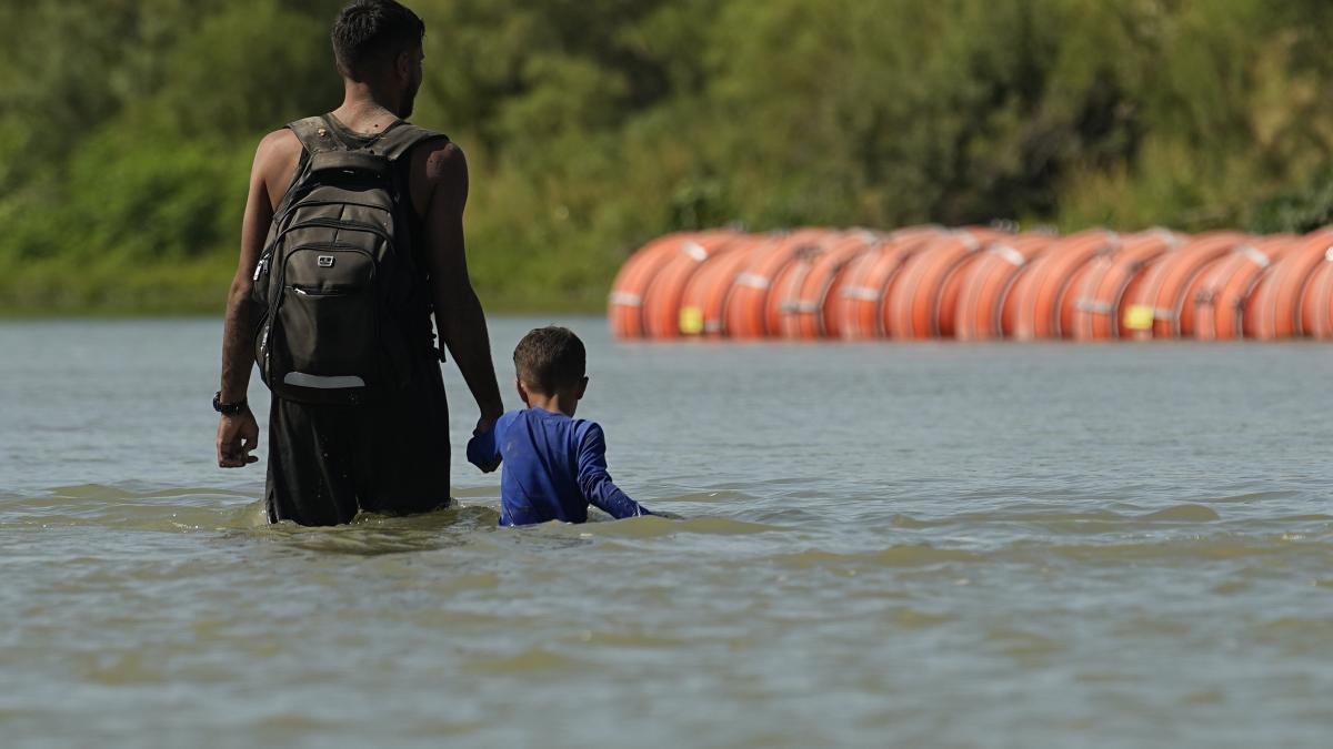 Texas debe mover la barrera de boyas que colocó sobre el Río Bravo