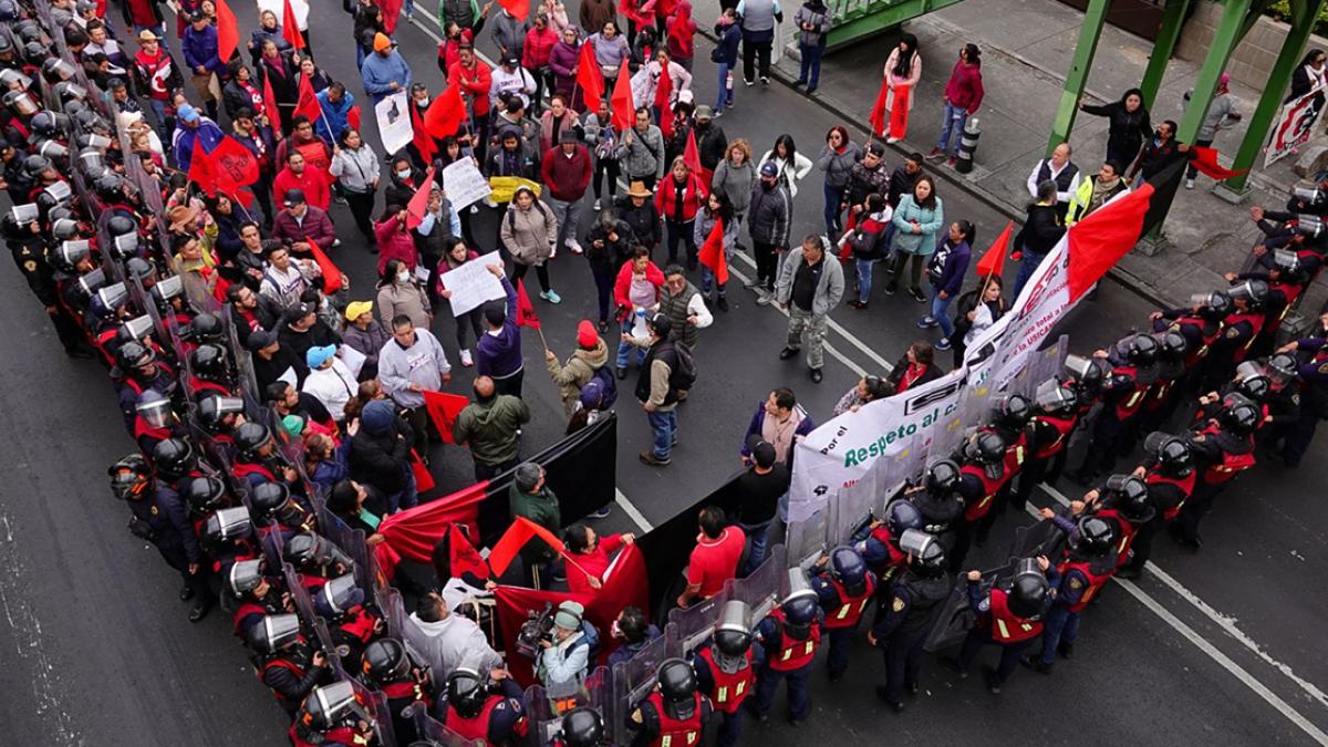 Personal de Bachilleres causa caos vial