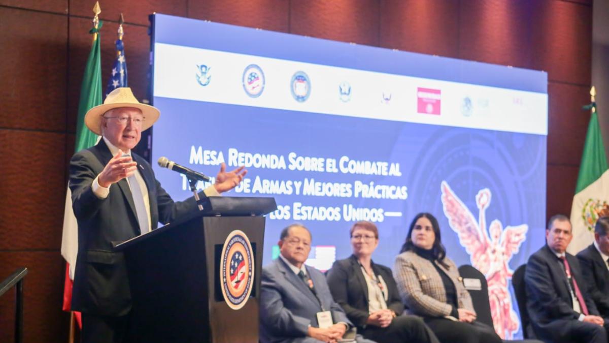 No se puede tener una democracia fuerte si no se redobla la seguridad: Ken Salazar