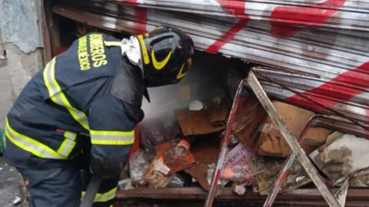 Incendio en Iztapalapa deja al menos una persona con quemaduras graves