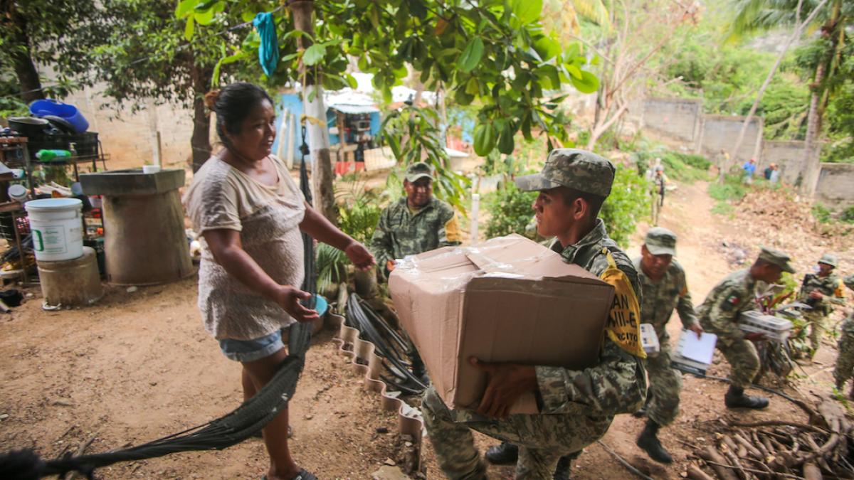 Ejército lleva víveres y despensas a zonas alejadas y altas de Acapulco y Coyuca