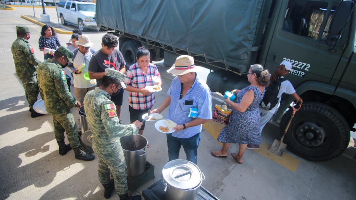 Siguen acciones de reparto de agua y comida caliente