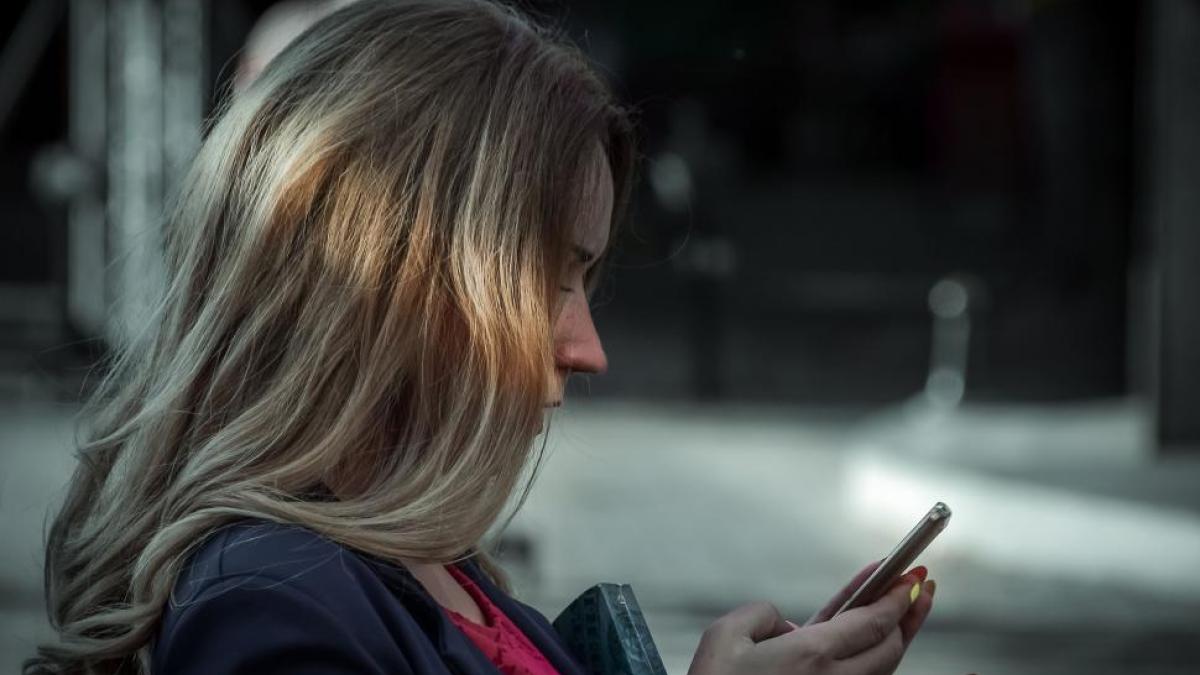 ¿Qué es el love bombing, el nuevo término que describe una forma de manipulación en las relaciones?