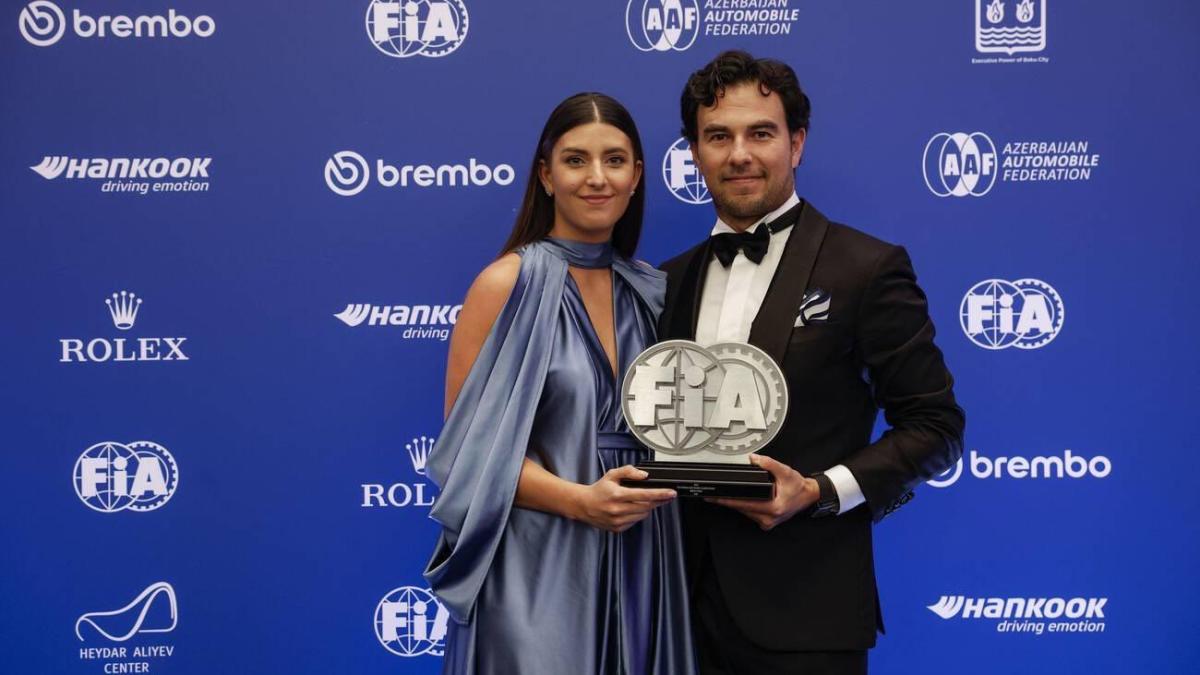 F1: Checo Pérez vive increíble momento al recibir su trofeo como subcampeón en la Gala FIA 2023