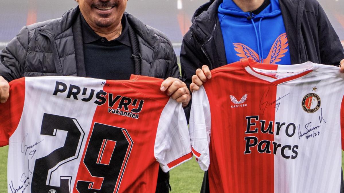 ¡Par de cracks! Santiago Giménez recibe especial visita de Hugo Sánchez en instalaciones del Feyenoord