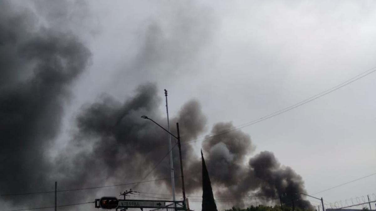 Incendio consume una bodega cerca de Tepito | VIDEO