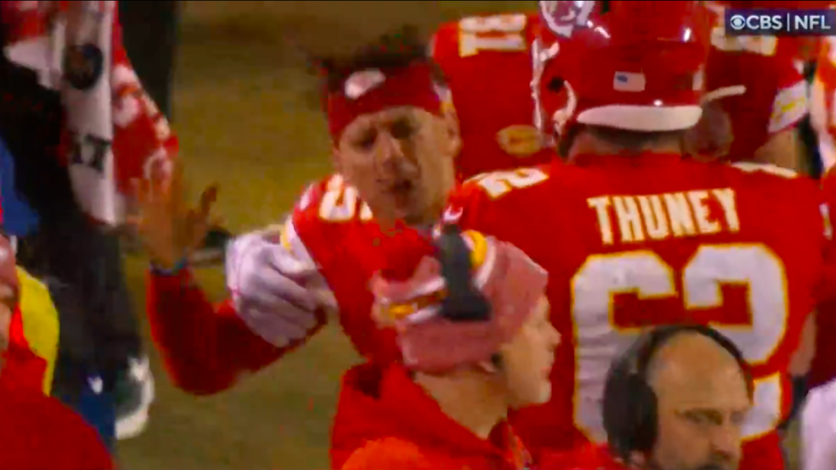 NFL | Video: Patrick Mahomes irreconocible confronta a un miembro de los Chiefs y tiene que ser detenido por varios jugadores