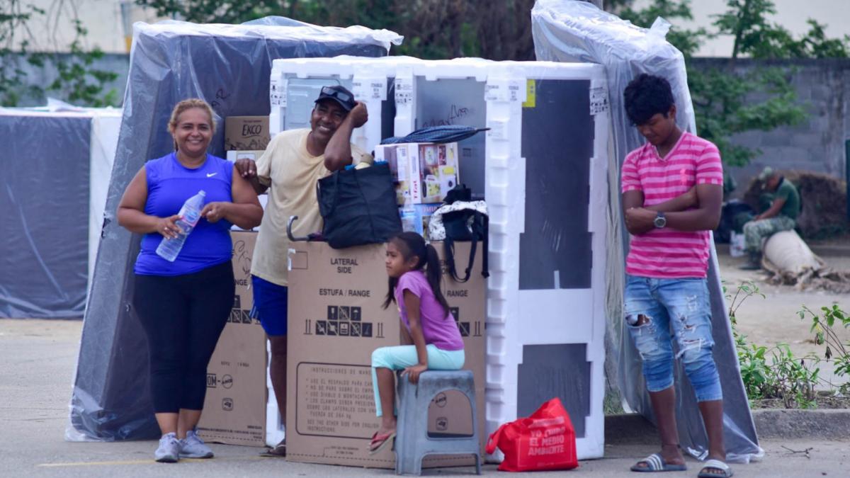 Colonias donde se reparten enseres, canastas básicas, despensas, agua... este martes en Acapulco y Coyuca