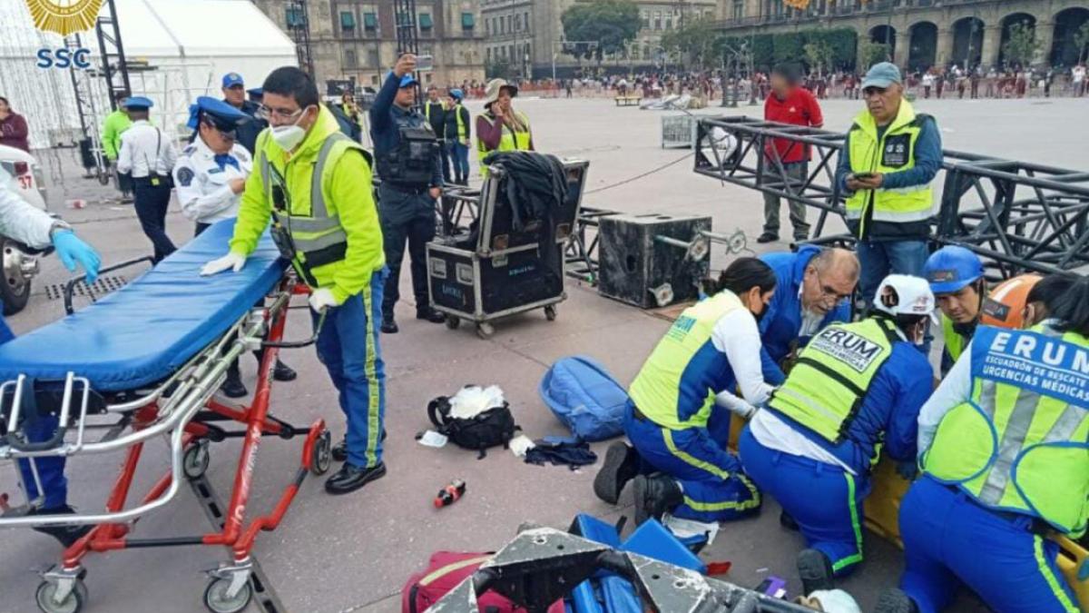 Hay dos personas lesionadas en el Zócalo por caída de estructura metálica