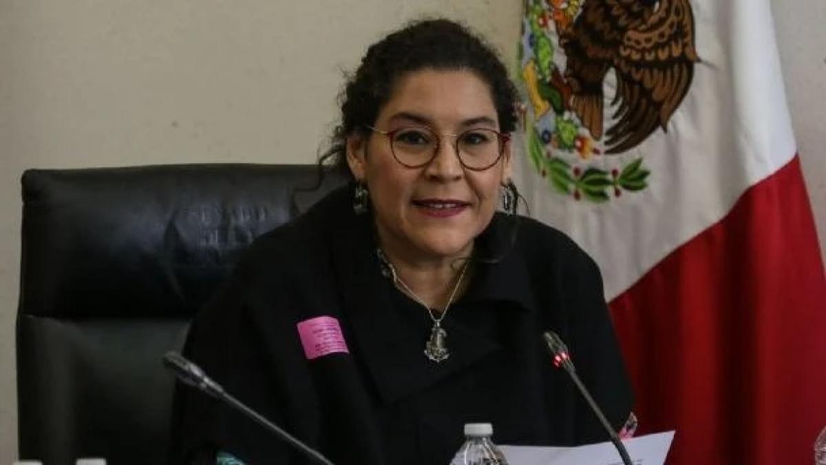 Celebra AMLO llegada de Lenia Batres a SCJN; 'ya le llaman la ministra del pueblo'