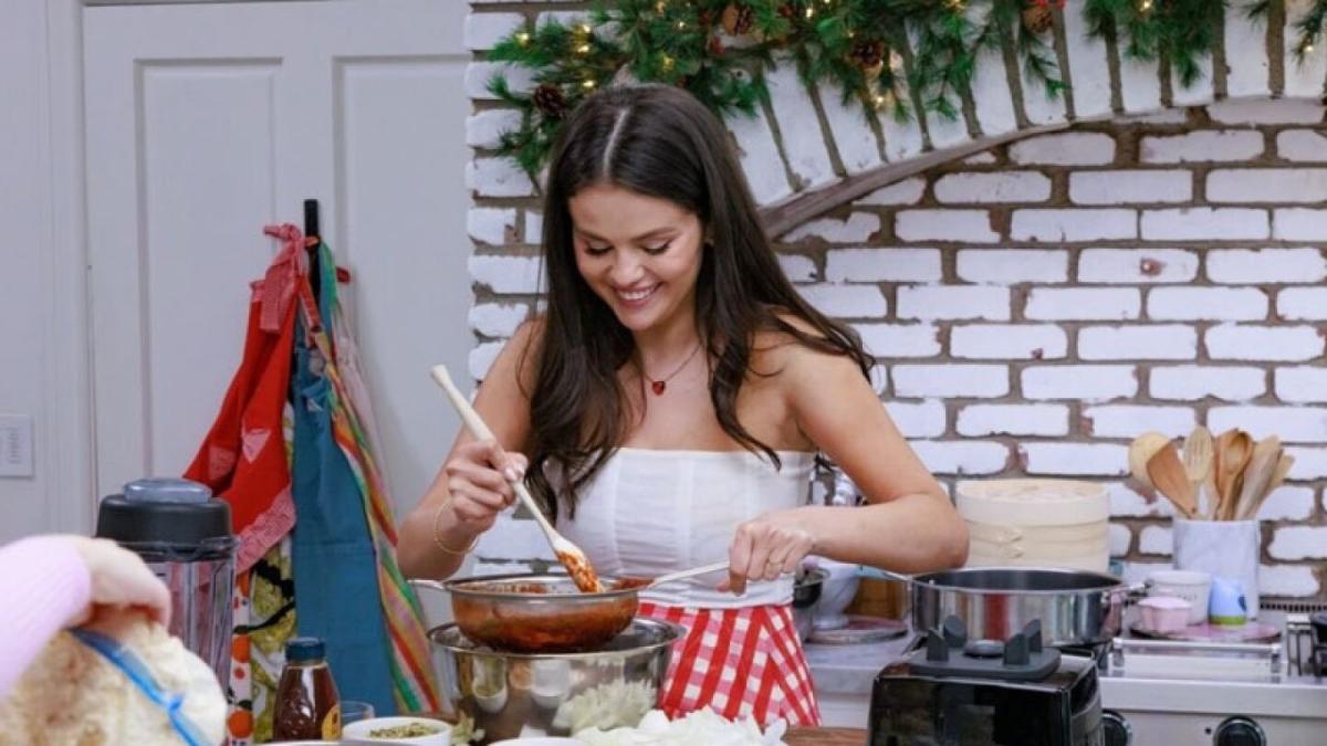 Selena Gomez festeja la Navidad a la mexicana cocinando tamales (VIDEO)