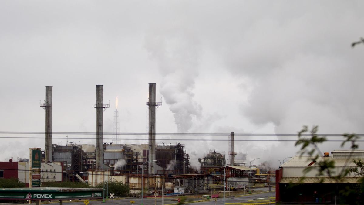 Álvarez Máynez presiona por la clausura de la refinería de Cadereyta; 'los habitantes respiran veneno', dice