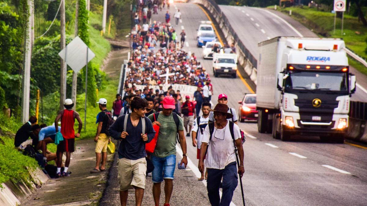 Con marcha exigen a INM agilizar trámites