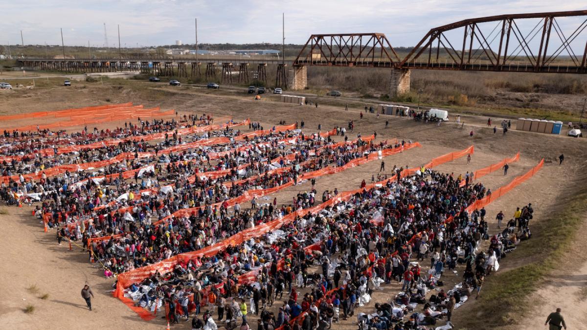 Gobierno, partidos y ONG enfilan pleito legal contra Abbott y su ley antimigrante