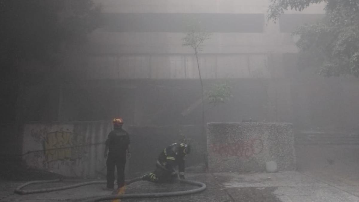 VIDEO. Se registra incendio en edificio abandonado del ISSSTE ubicado en Paseo de la Reforma