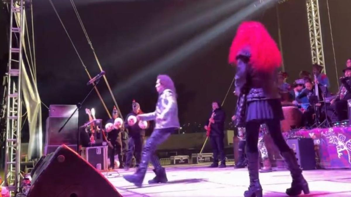 Alex Lora sufre divertida caída a medio concierto ¿se lesionó? (VIDEO)