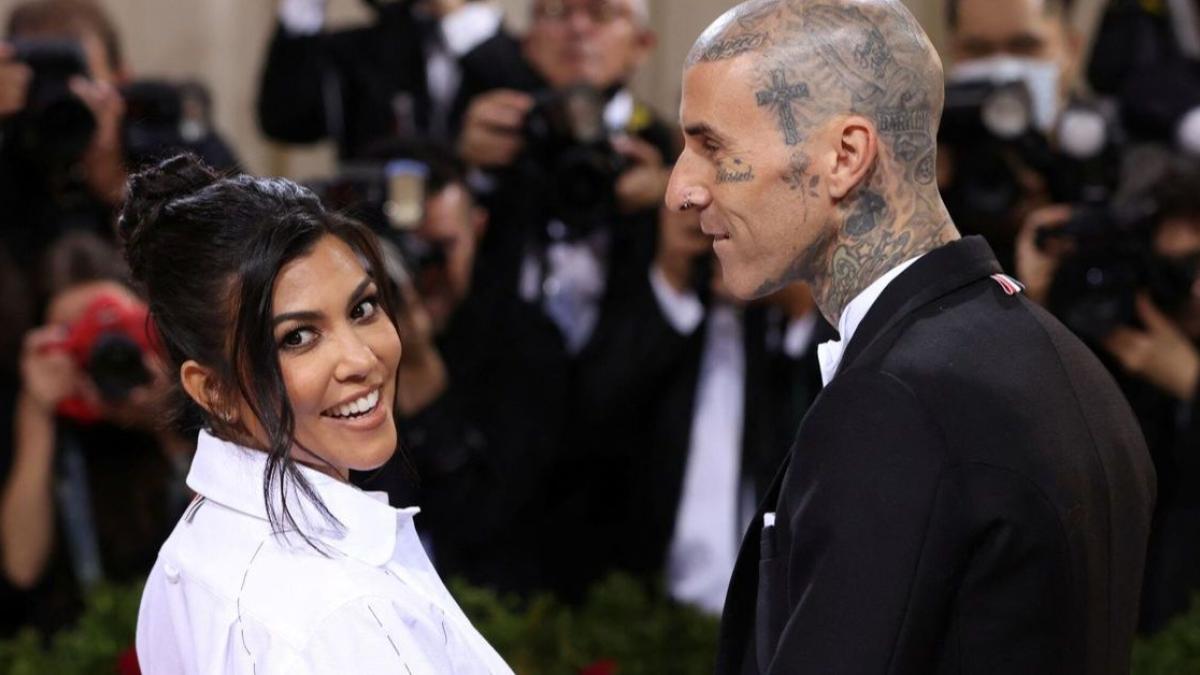 Kourtney Kardashian y Travis Barker presumen las primeras fotos de su bebé