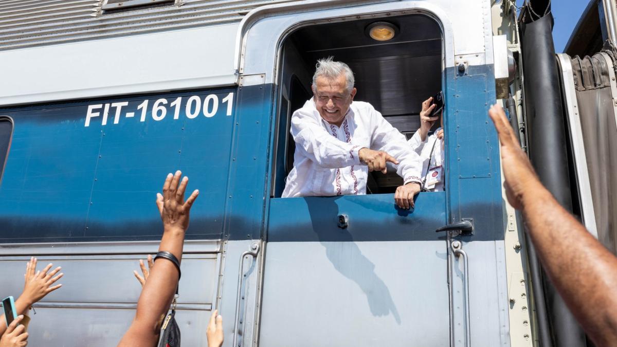 Tras ocho horas llega AMLO a Coatzacoalcos en el tren interoceánico