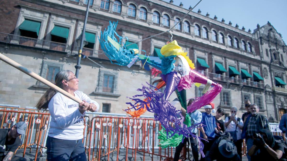 Protestan madres buscadoras en Palacio Nacional