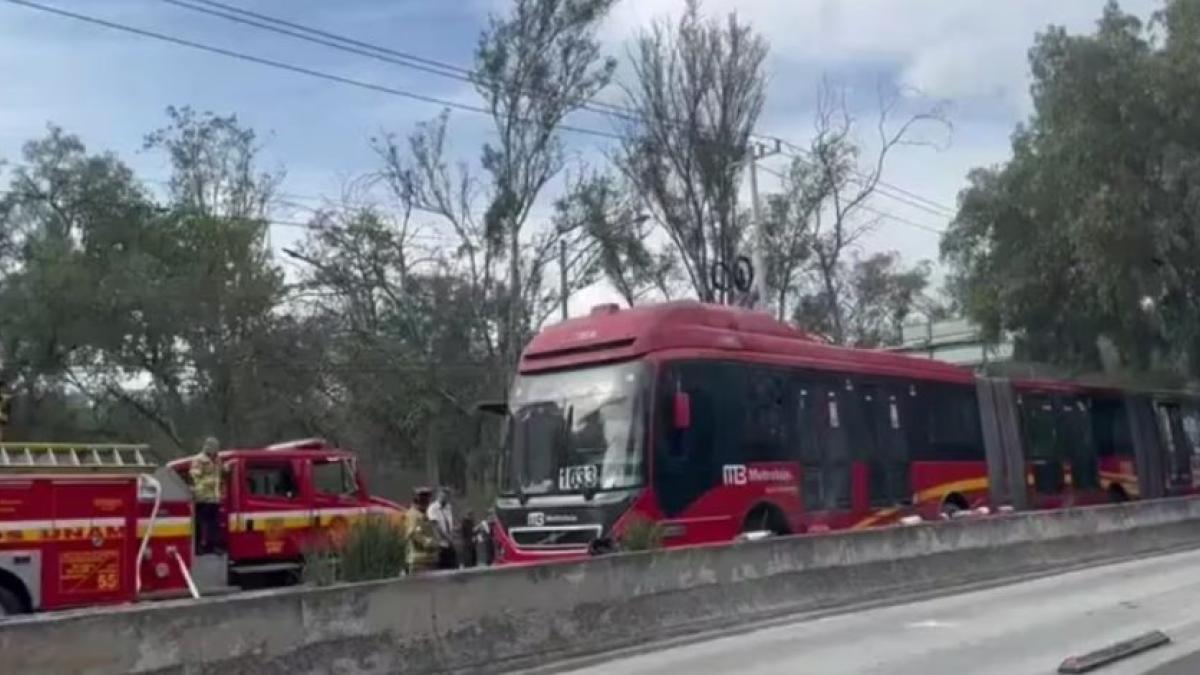 VIDEO. Metrobús se incendia en avenida Insurgentes con dirección a El Caminero