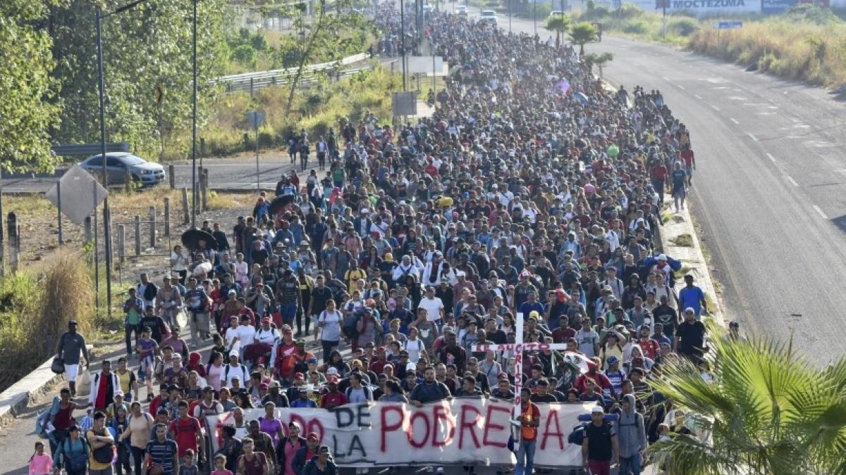 Caravana de migrantes avanza a pie en plena Navidad