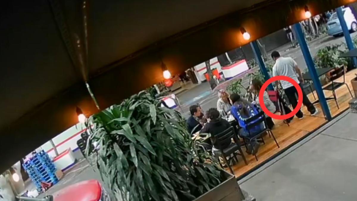 VIDEO | Hombre roba bolso en un restaurante de la Roma; así es el modus operandi