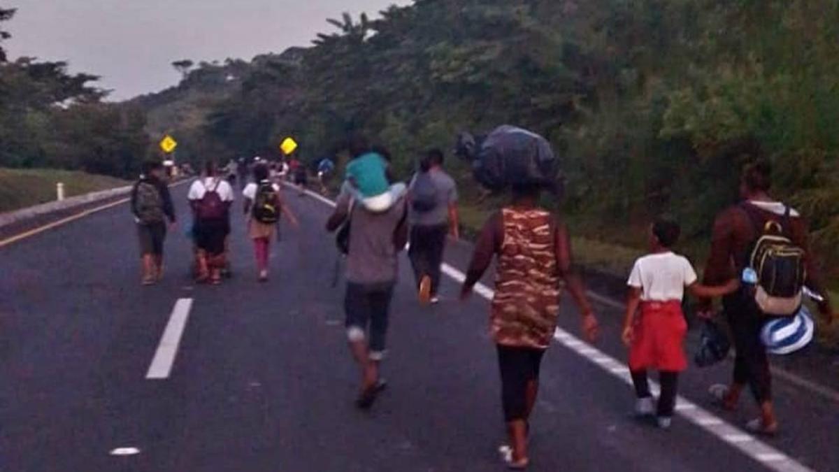 Migrantes en Chiapas analiza avance hacia Pijijiapan; activista advierte persecusión