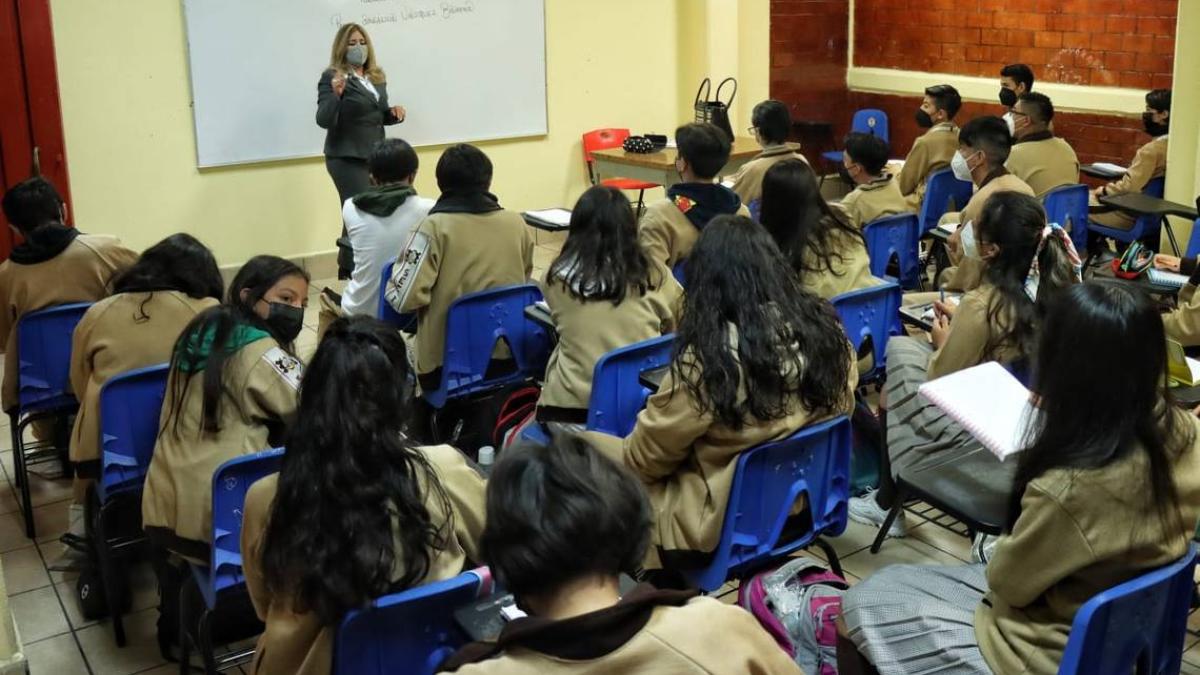 ¿Cuándo regresan a clases los alumnos de secundaria?