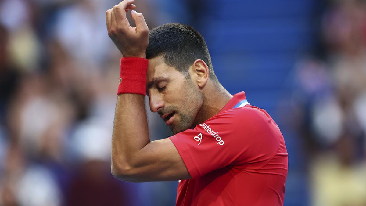 Nole se lesiona la muñeca y sufre rumbo a Australia