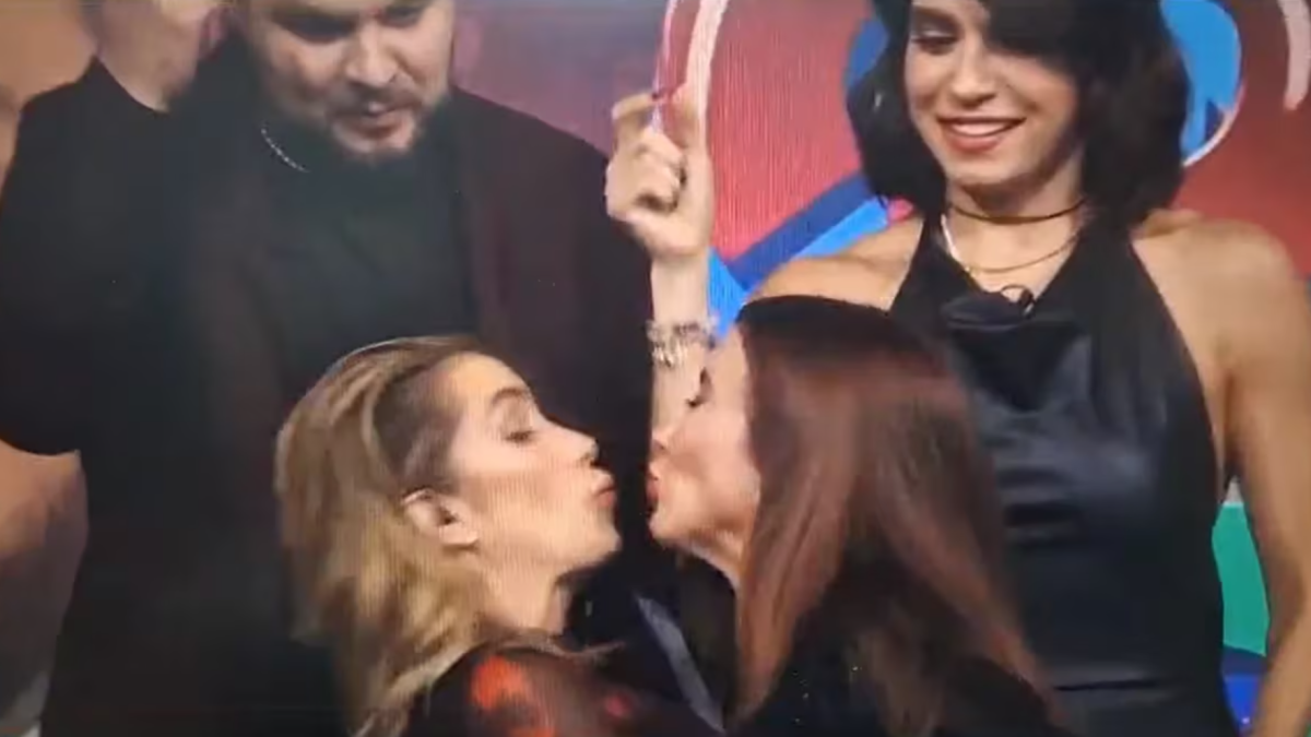 Andrea Escalona y Mariazel se besan en la boca en VIVO en Hoy (VIDEO)