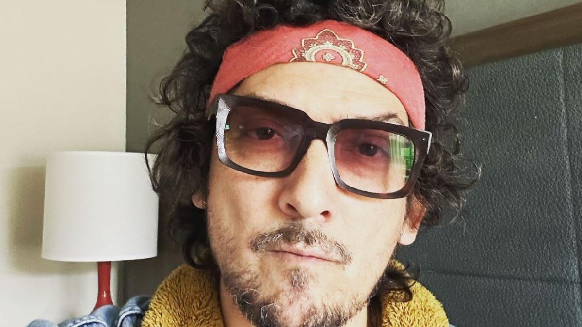 León Larregui denuncia que lo golpearon en París: 'Me humillaron' y luego lo borra