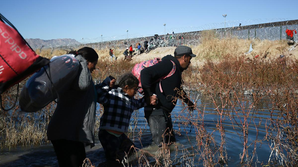 Exhiben ONG Extorsión a migrantes, sobre La Bestia, vía remesas...