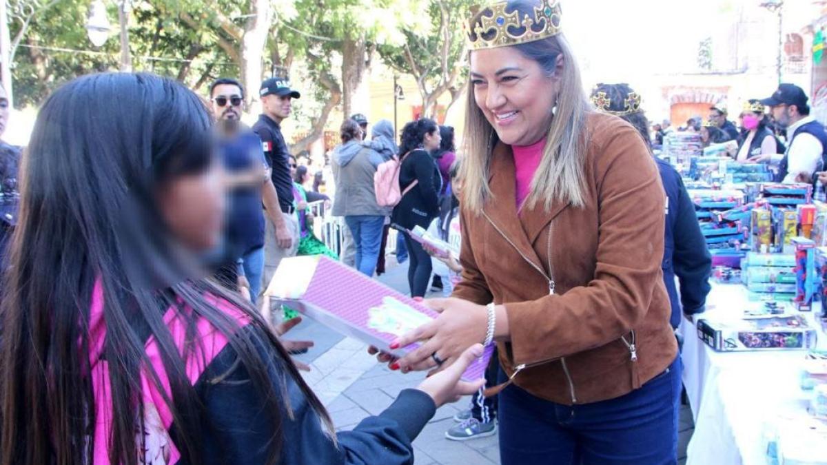 Celebra Tlalpan Día de Reyes con mega rosca y entrega de juguetes