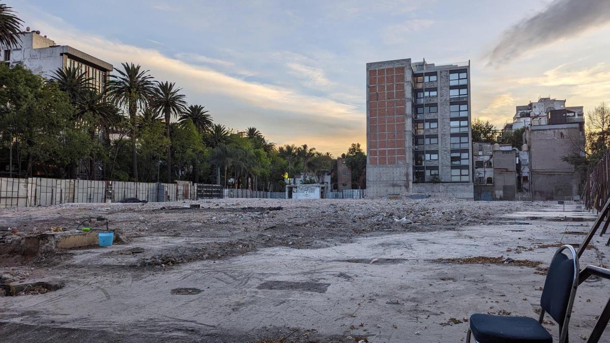 ¡Adiós, vaquero! Reportan que terminó demolición de Plaza Condesa; lamentan cierre